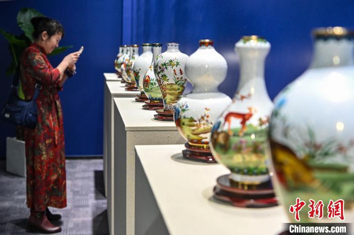 “大国工匠 海晏河清——庆祝暨南大学成立115周年中国景泰蓝艺术大展”在暨南大学举办 陈骥旻 摄