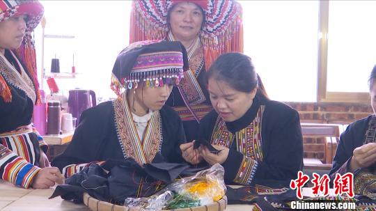 广西千年瑶绣传承人开班授课“批量”育“绣娘”
