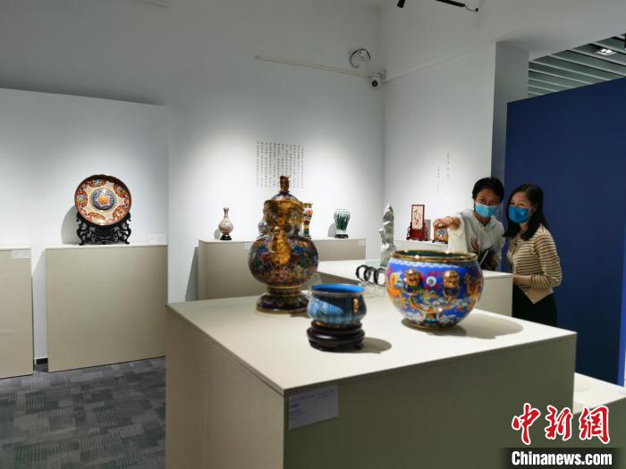 “大国工匠 海晏河清——庆祝暨南大学成立115周年中国景泰蓝艺术大展”在暨南大学举办 郭军 摄