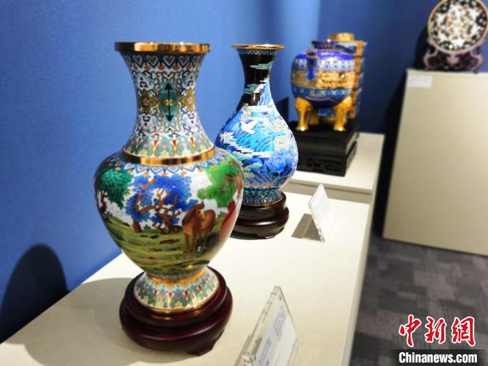 “大国工匠 海晏河清——庆祝暨南大学成立115周年中国景泰蓝艺术大展”在暨南大学举办 郭军 摄