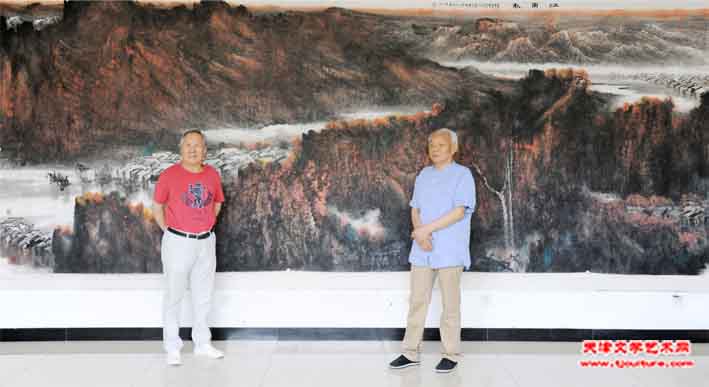 纪振民  姬俊尧在《江南秋》巨制前的合影