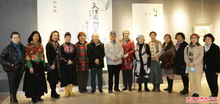 嘉宾与部分参展女画家合影