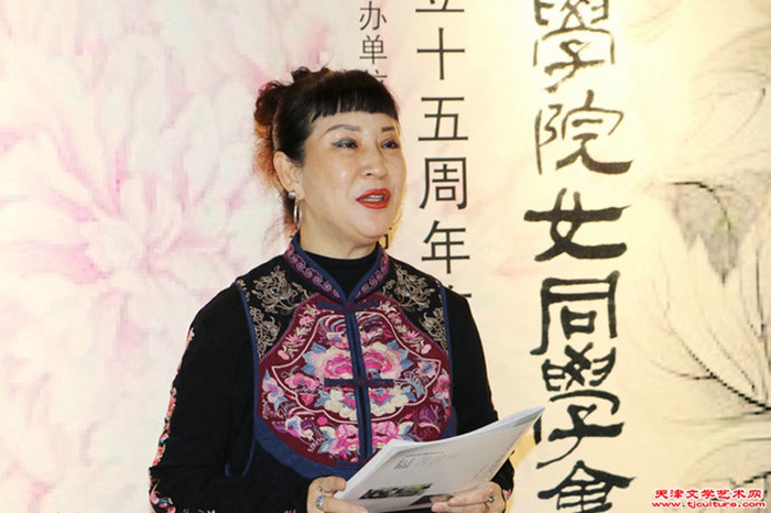 开幕仪式，由女同学会会长黄雅丽主持