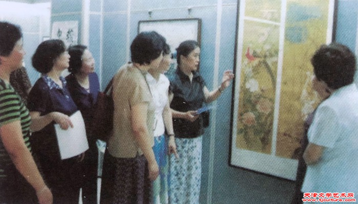 2007年首届作品展上会员们交流心得