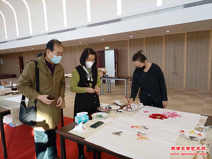 肖英隽、张静在现场与书画爱好者交流