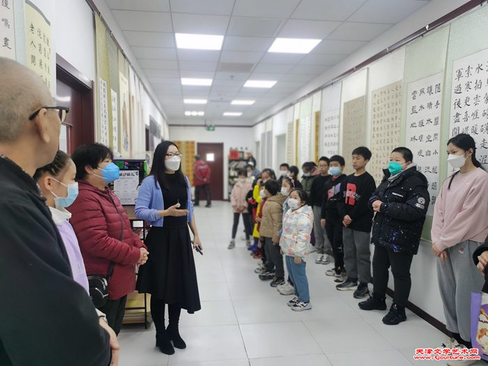 04  学津书院副总经理宋紫依主持开幕式