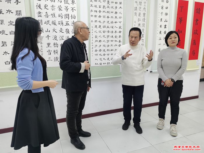 06右起：李娜、张建华主席、王炳学院长、宋紫依
