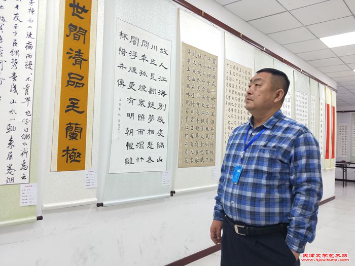 07 公安书画院院长曹善华先生观展