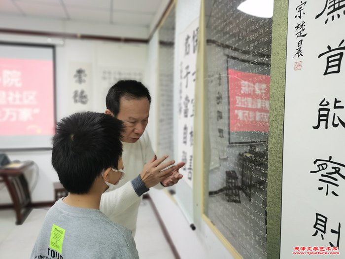 070著名书法家、南开区书法家协会主席张建华指导书院的孩子看原贴