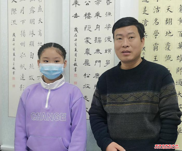 08 书童郝洢梒与学津书院教学总监李松涛老师合影