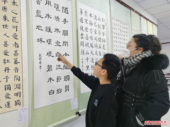 11书童姚景瀚观展