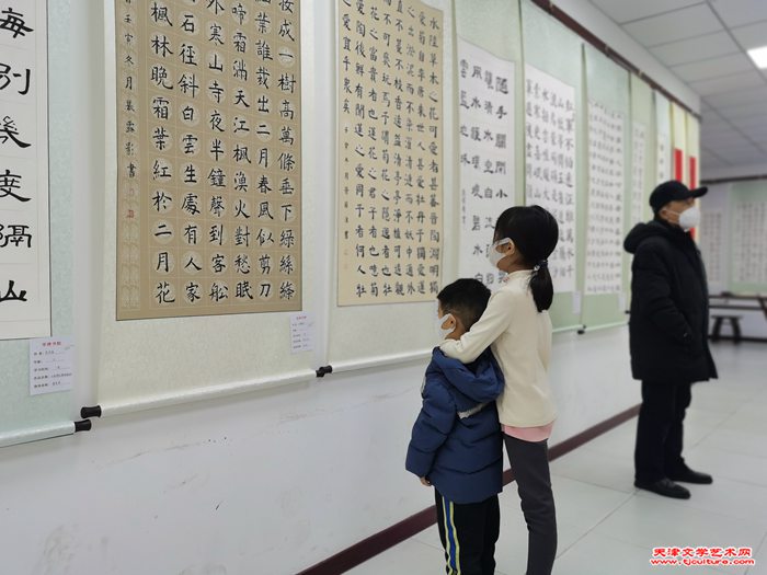 认真观展的小姐弟