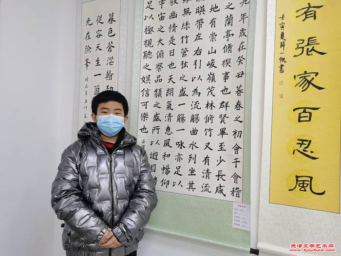 13 书童白熙杰与作品合影