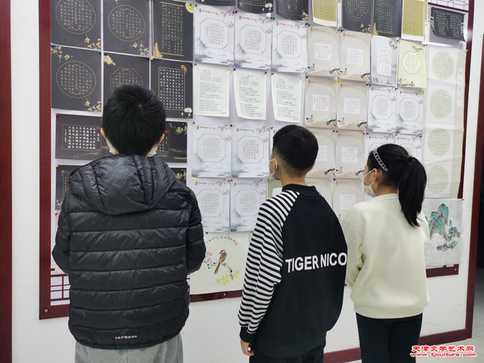 13 学津书童在硬笔展示墙观展学习