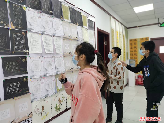 学津书童们在硬笔展示墙前观看自己的作品