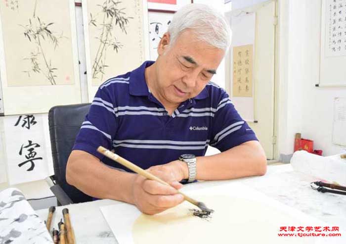 李震