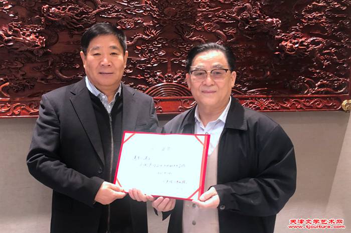 刘土领向马庆兆总经理颁发证书