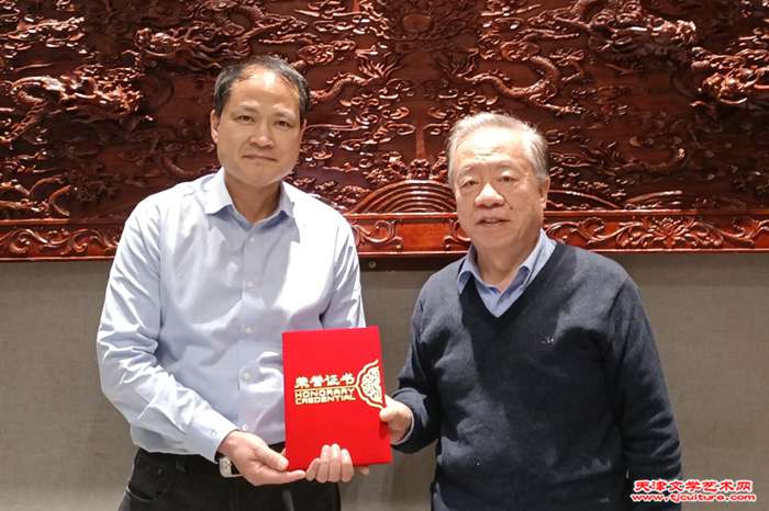 王润昌向许新泉颁发河西炎黄文化研究会聘请证书