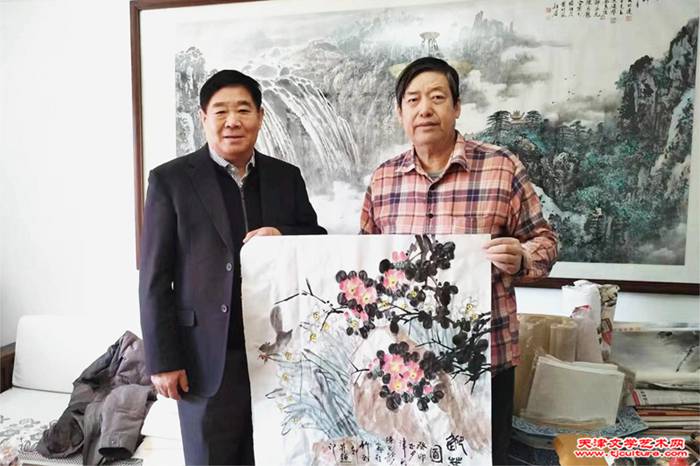 陈元龙向马庆兆总经理赠画