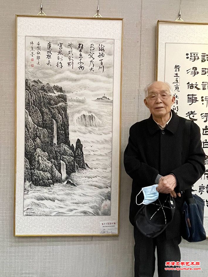 郭文伟在其作品前留影