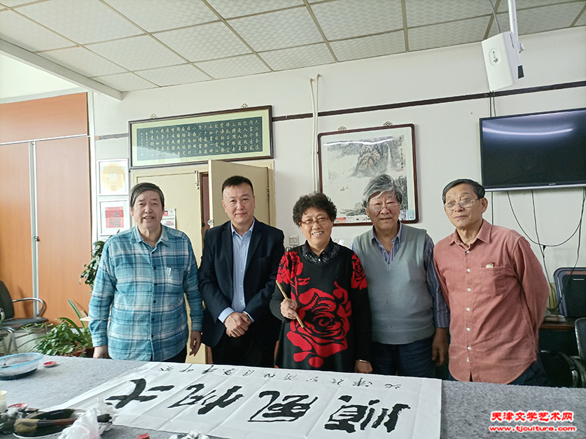 左起：陈元龙、姚建、袁桂兰、王山嶺、朱文先在现场