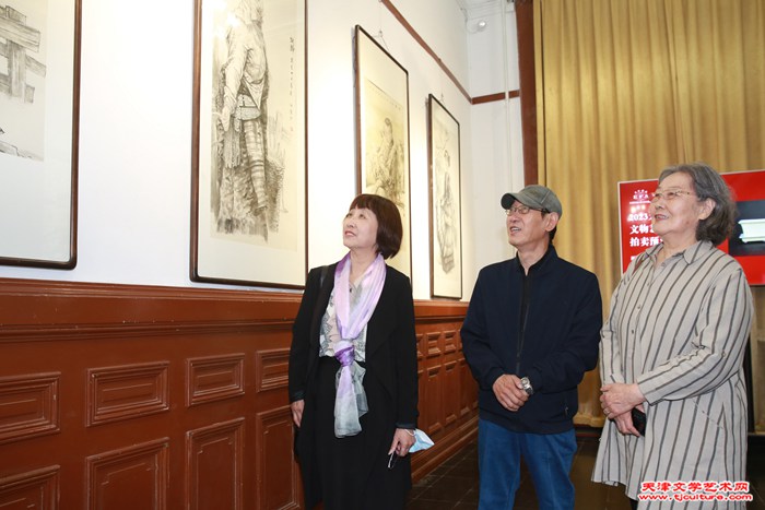 于淑芬、王印强、刘秀芝观展