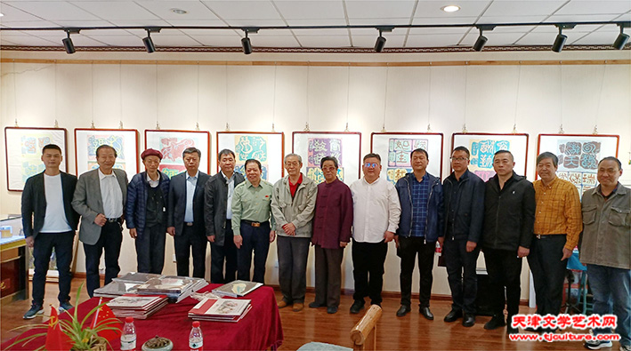 高振恒教授与到场来宾在展览现场
