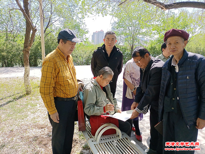陈元龙、高振恒、赵同相与书画爱好者在现场