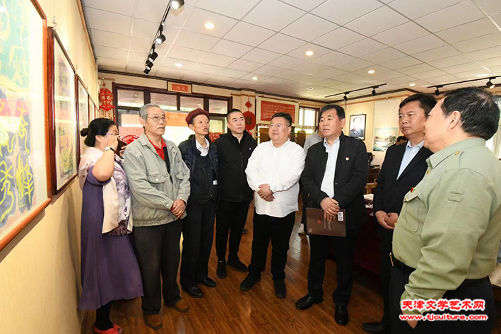 高振恒教授为来宾解读展览作品