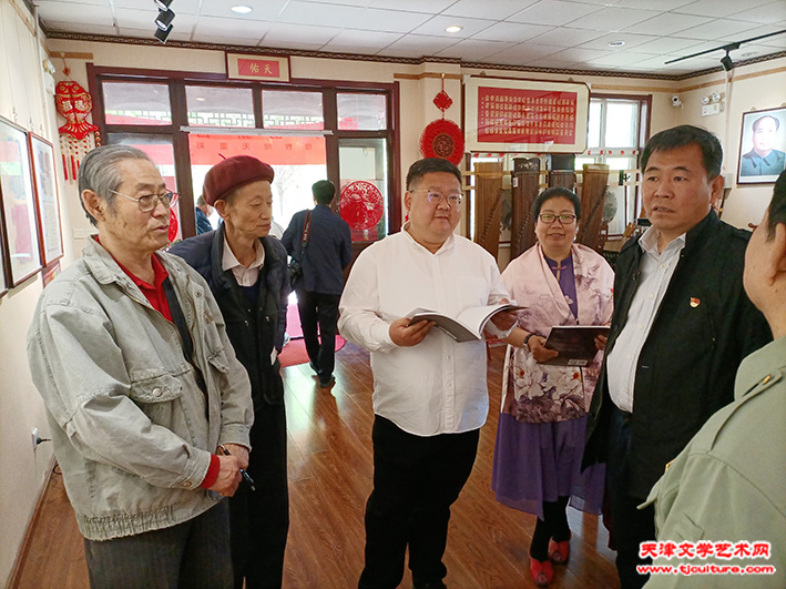 高振恒教授与来宾分享书集