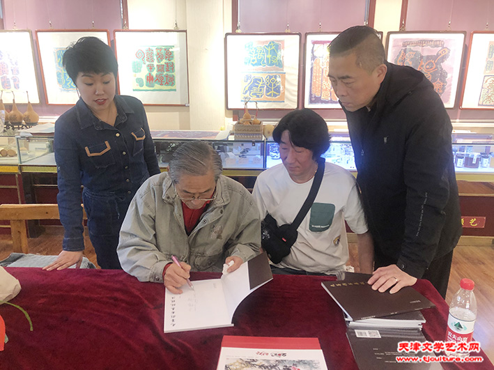 高振恒教授现场为来宾签赠书集