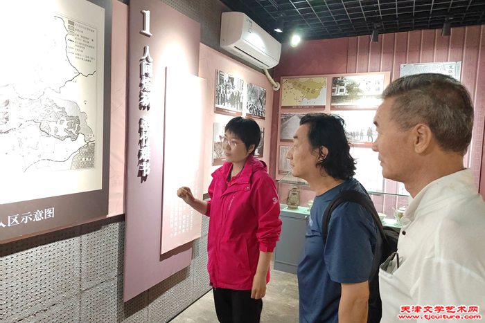 参观梨木台红色展馆