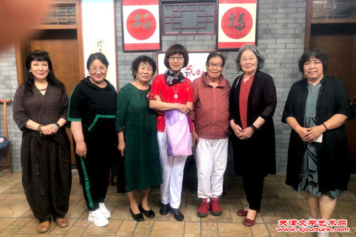 09 女画家合影