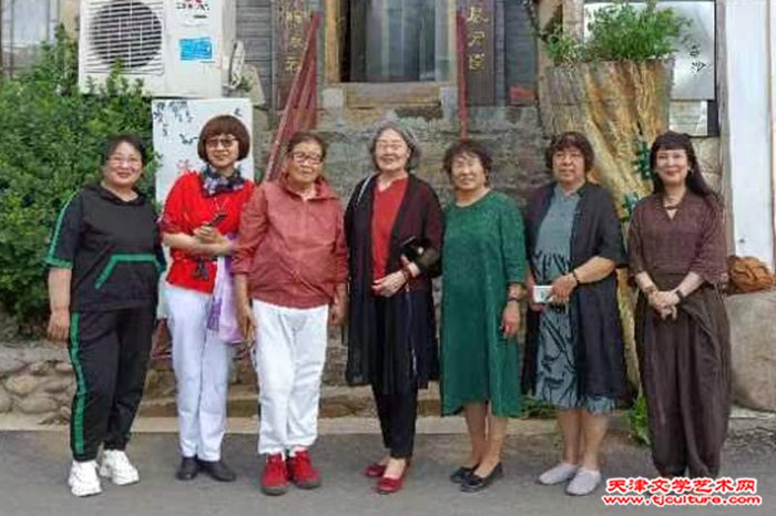 10 陈君、于淑芬、刘秀芝、李永琴、李维娜、黄雅丽在香雪书画院合影