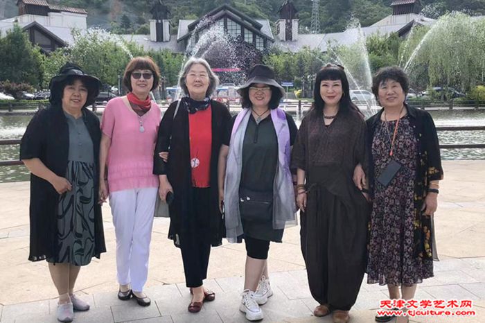 15 李维娜、于淑芬、刘秀芝、陈君、黄雅丽、李永琴在塞外江南合影