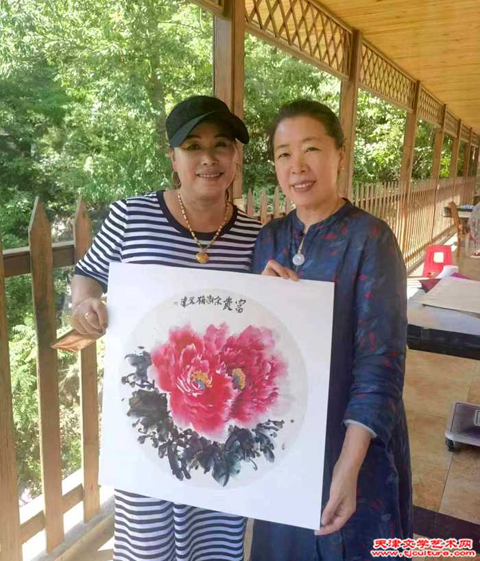 09 余澍梅与员工合影