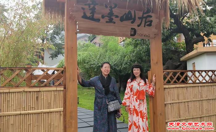 012 余澍梅、黄雅丽在柴菲小院合影