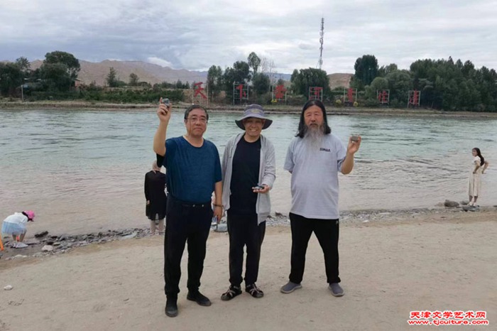 05 刘绍斌、刘金标、梁旭华在贵徳县黄河景区