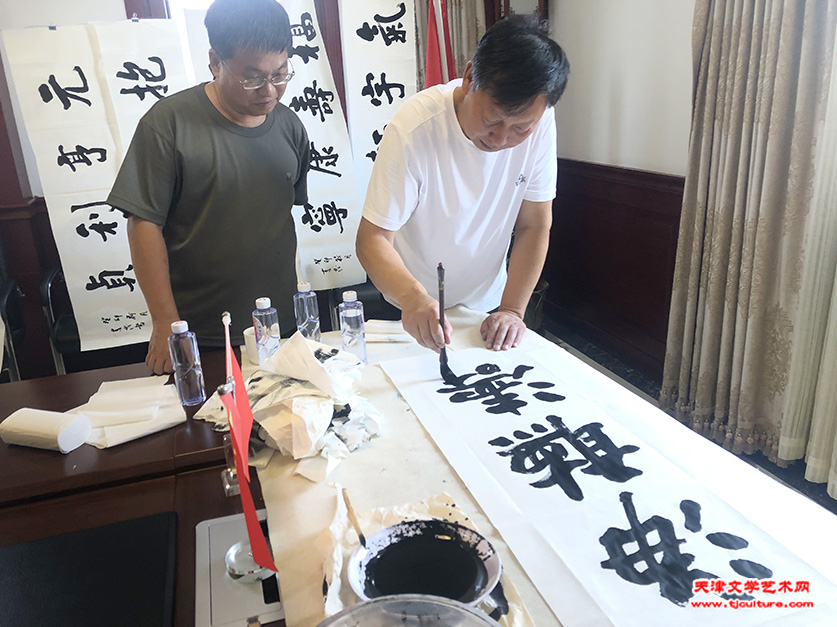 8刘春发在创作
