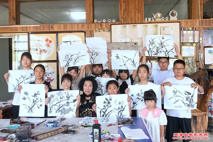 06 学生展示兰花习作