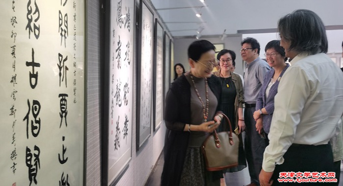 10郑少英、华露香、吴为山参观展览
