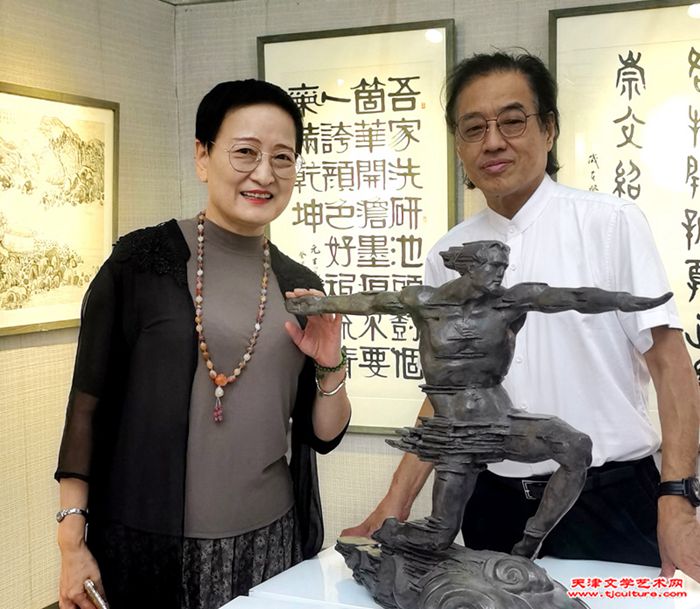 11郑少英、景育民参观展览