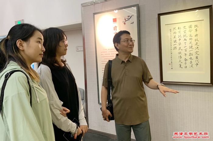 22刘渊（右）为学生讲解展品