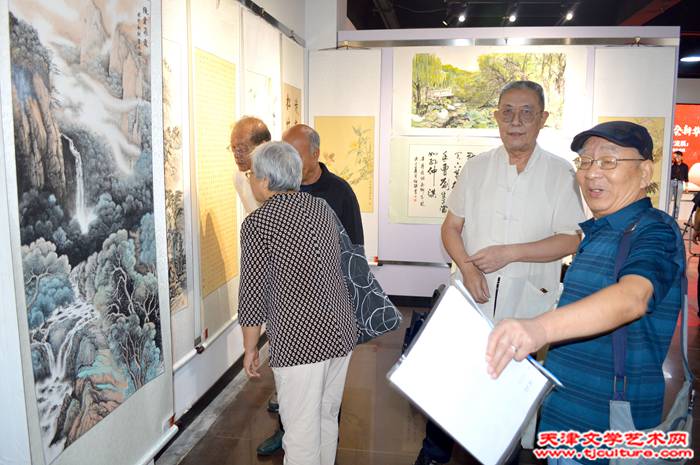刘泮书、刘兴通参观书画展 --
