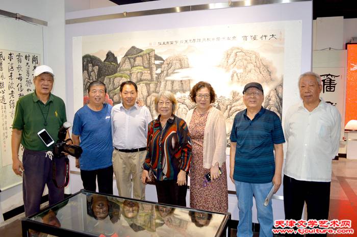 书画家们合影留念