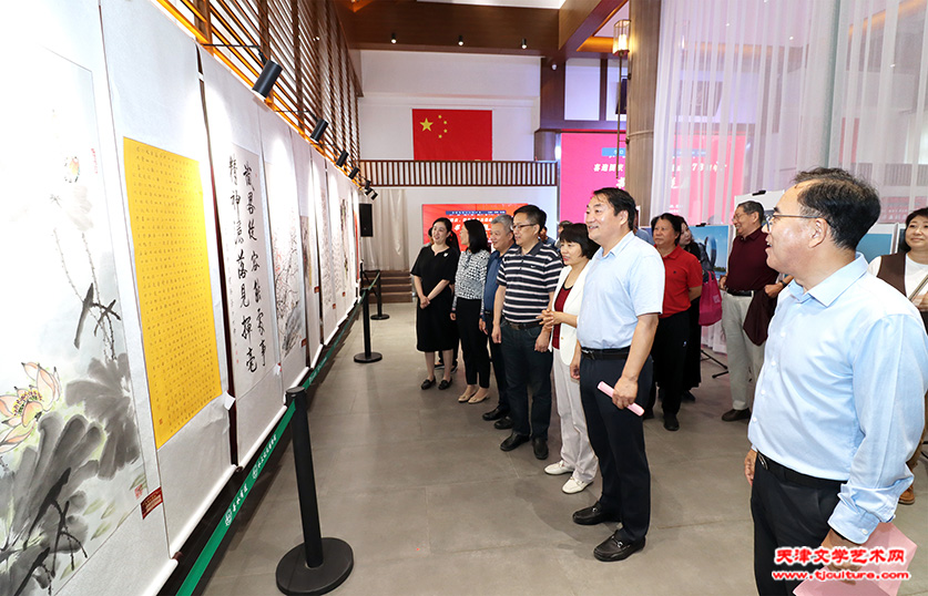 领导观展1