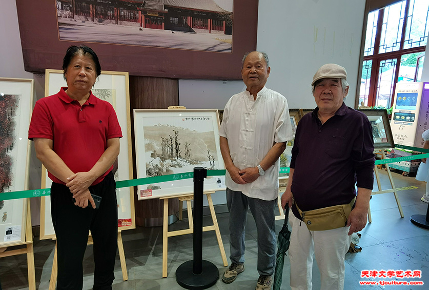 观展合影1
