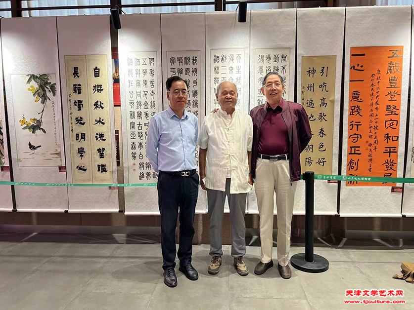 观展合影2
