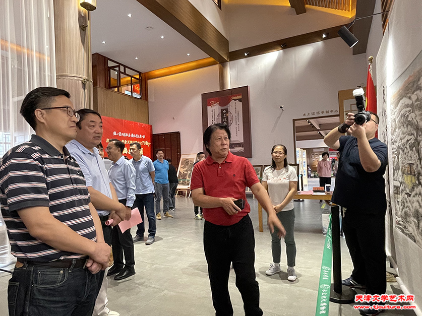 书画院常务副院长李学亮（右四）为领导介绍作品2