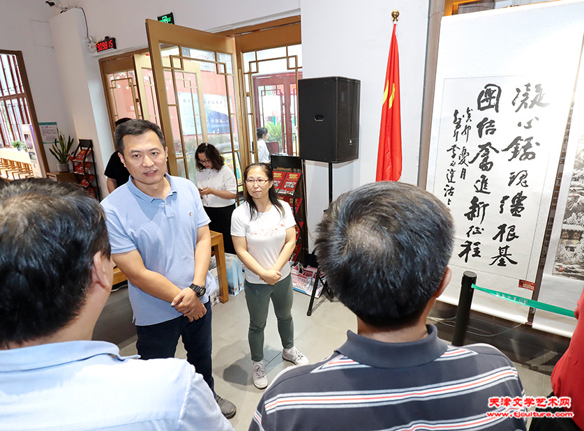 书画院副院长李延达（左二）为领导介绍作品